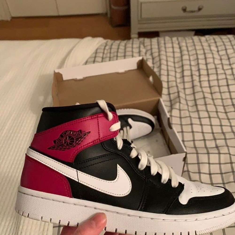 Jordan 1 black noble red